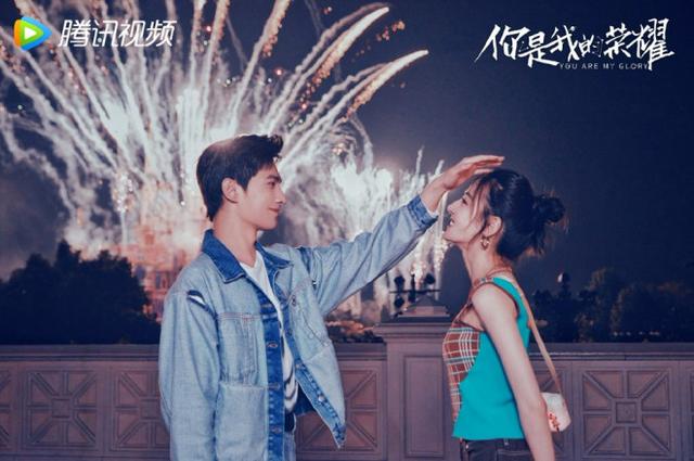 杨洋迪丽热巴迪士尼“约会”《荣耀》将迎大结局