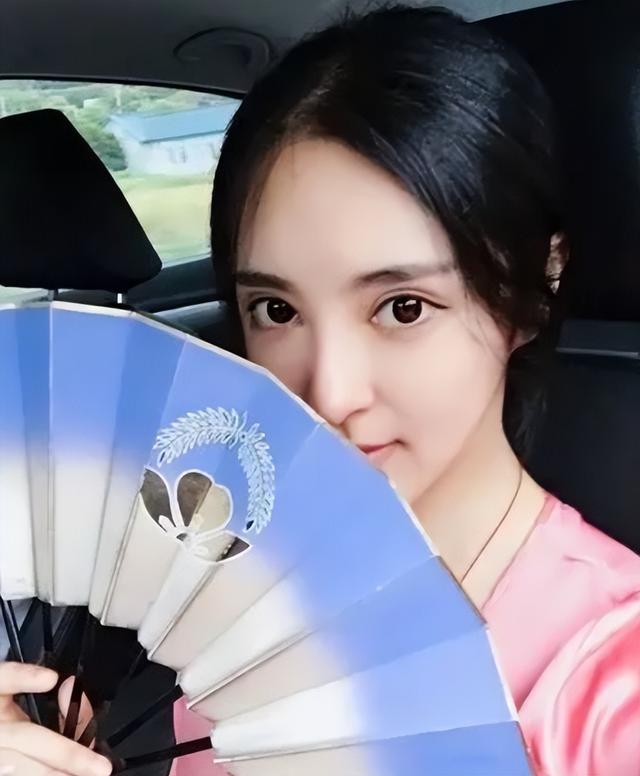26岁女星房门疑被人恶意击碎,物业监控出现故障,警方已介入调查