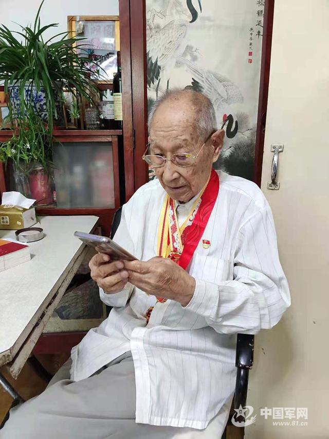 百岁老兵寄语百年大党丨郄志真:百岁的他最爱唱这首歌
