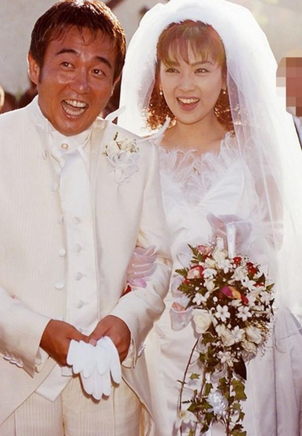51岁知名女星传婚变!富豪老公当街拥吻年轻小三,曝已离婚欲复出