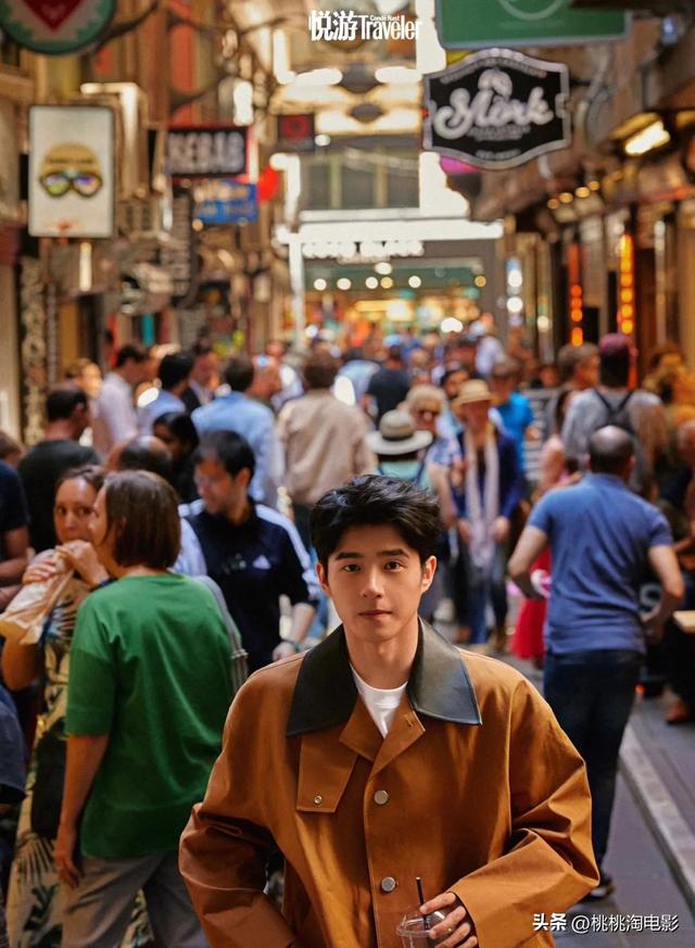 男星刘昊然全新大片行走墨尔本街头,春节档携《唐探1900》归来