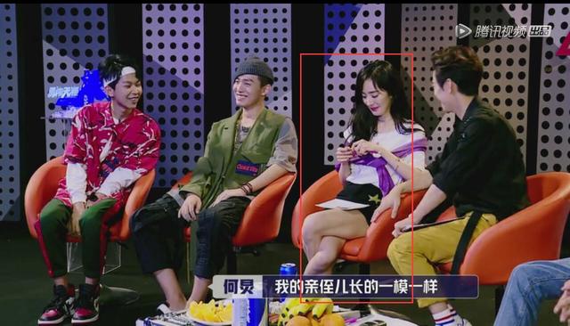 杨幂把腿拧成了麻花,网友:这种坐姿她是怎么做到的?