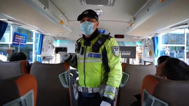 绿荫不减来时路,来看一名即将退休交警的“一肩双挑”