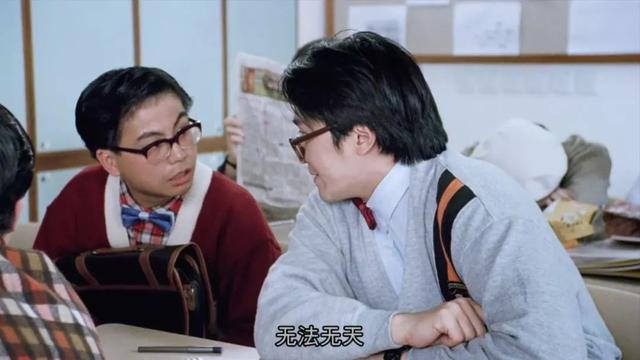 《逃学威龙2》中的洋学生,为什么从班会到黑社会都要入齐?