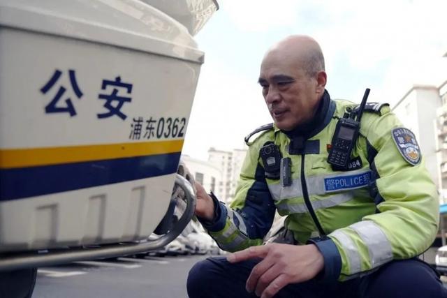 绿荫不减来时路,来看一名即将退休交警的“一肩双挑”