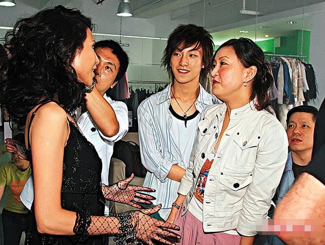 他是慕诗国际创始人,4台衣车起家19岁与太太结婚,3子女皆优秀