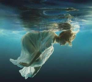 他她摄影(俄罗斯摄影师德米特里的水中人体艺术摄影，美不胜收)