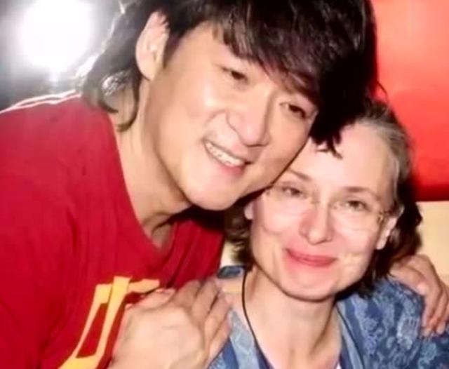 周华健：娶了美国妻子，结婚34年儿女双全，活成了人生赢家