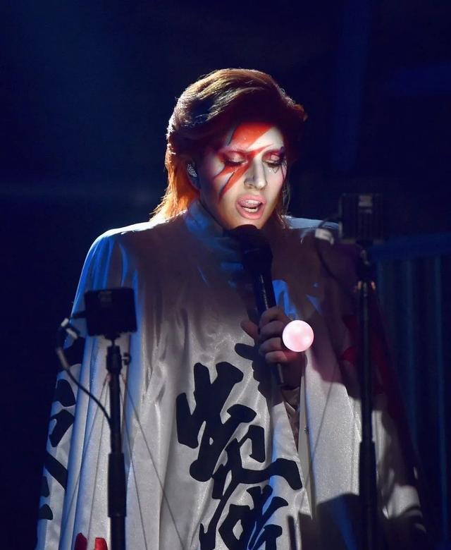 大卫·鲍伊、迈克尔·杰克逊、Lady Gaga为何都是这位时装设计师的粉丝?