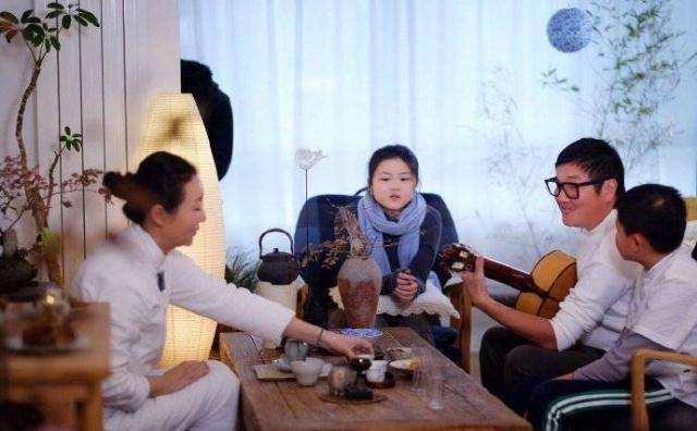 孙楠与妻子潘蔚双双幸福肥很有夫妻相,给老婆夹菜亲吻脸颊超有爱