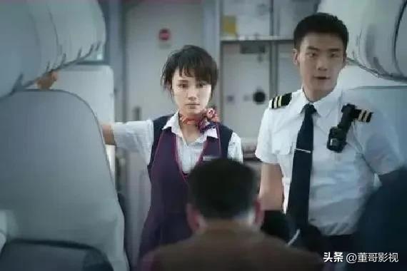 《中国机长》高空历险,机组力挽狂澜救乘客