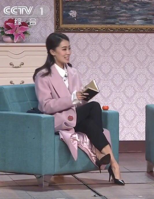 杨幂把腿拧成了麻花,网友:这种坐姿她是怎么做到的?