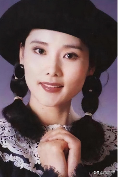 何赛飞:25岁嫁老师的儿子,婚后10年选择做丁克,如今终苦尽甘来