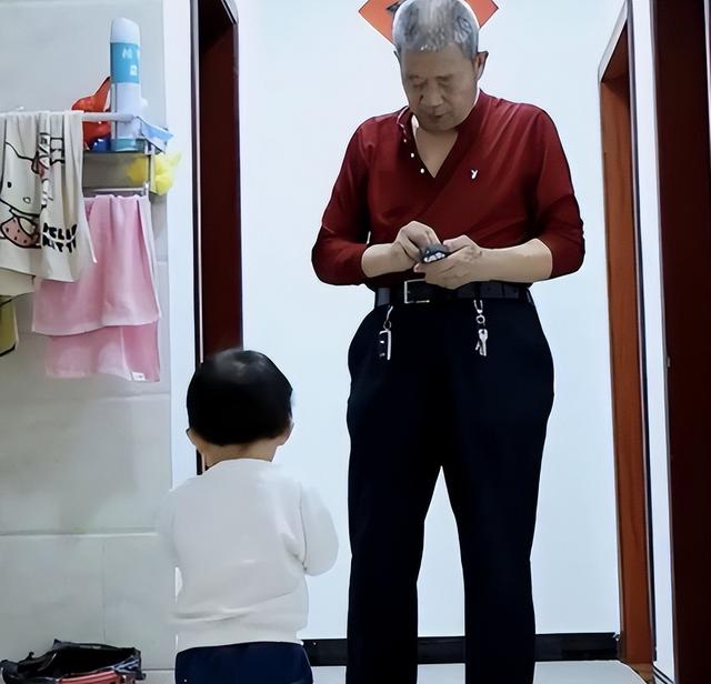 小天赐,终为父母的“众叛亲离”买了单,年仅5岁活得不像小孩