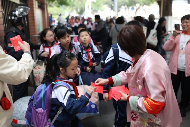 机器狗、哪吒、醒狮齐上阵!广州中小学开学现场“花式整活”→