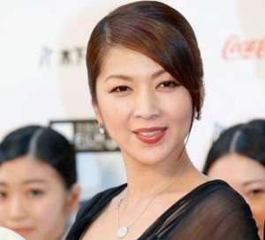 饭岛直子(51岁知名女星传婚变富豪老公当街拥吻年轻小三，曝已离婚欲复出)