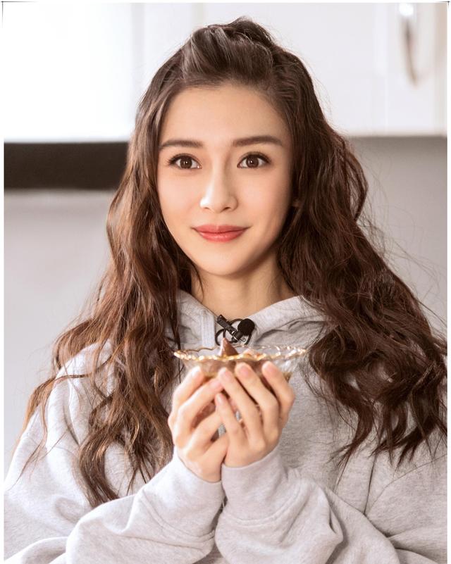 被导演霸占的5位女星,为了艺术献身导演,因潜规则生米煮成熟饭