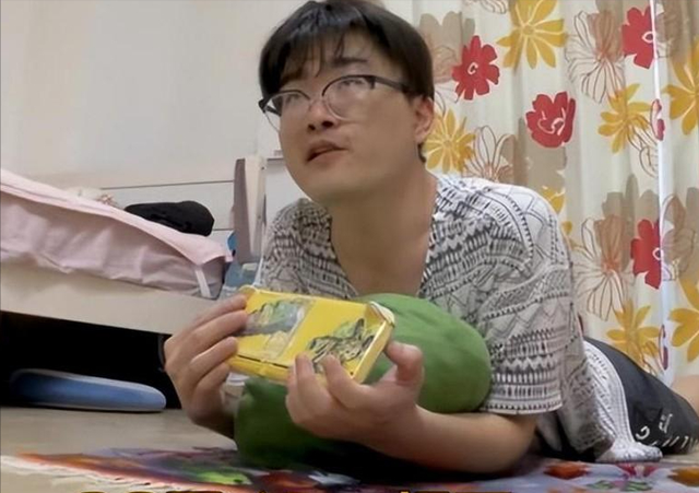 软饭男文君:被7任女友包养多年,生活公开后让人心服口服