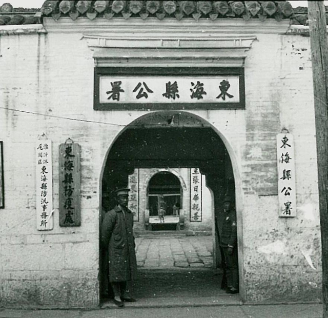 卑鄙龌龊老照片：青楼女子妖娆多姿，妇女露胸喂奶被孩子撕扯衣服