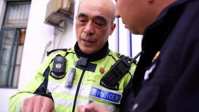 绿荫不减来时路,来看一名即将退休交警的“一肩双挑”