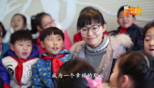 90后女老师爱的教育:坚持3年 每天给学生一个拥抱!
