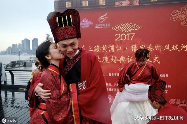 盗墓者不要的棺材,专家看到后赶紧收进博物馆,上绘房中私密图像