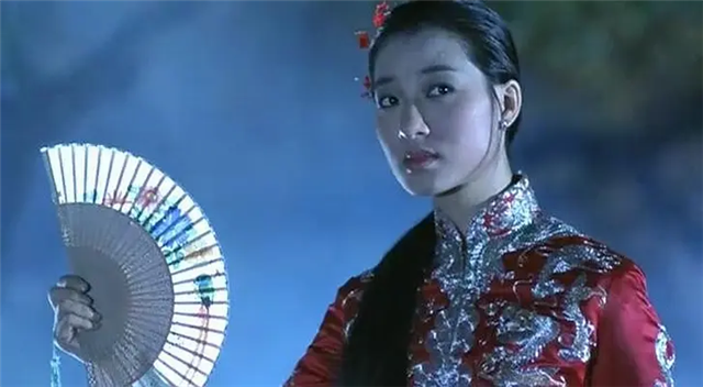 1985年,洪金宝退居幕后,林正英挑大梁,开启了“僵尸片”大时代