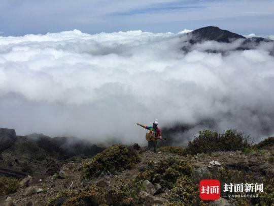 凡人歌丨背着吉他越过高山和海 他在成都街头唱起环游世界时写下的歌