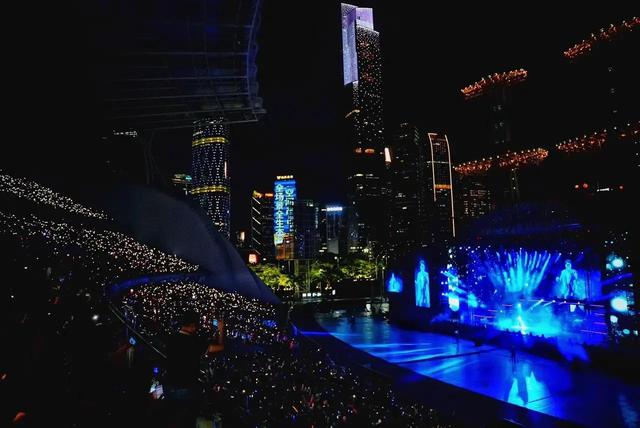 谭咏麟广州海心沙开演唱会,听着谭校长的歌,赏着广州塔的夜景