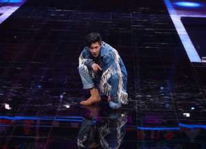 王炳翔(《演员的品格》王炳翔摩登街舞嗨翻全场 引何炅尖叫称赞)