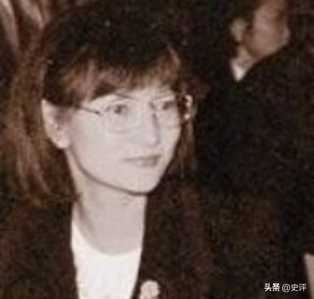 1976年,金庸带林乐怡到医院孕检,结果遇到朱玫,...
