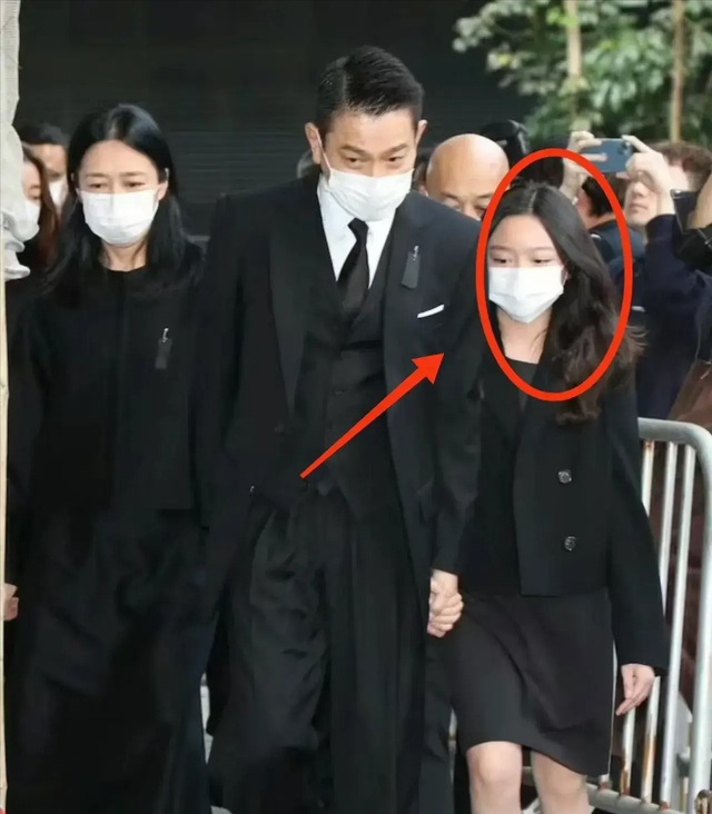 刘德华58岁老婆朱丽倩现身,臃肿显老态,夫唱妇随陪老公开演唱会