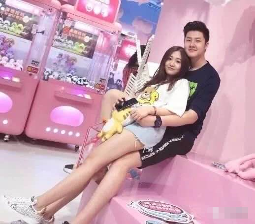 刘纯燕21岁女儿罕曝光!小黑妞逆袭高颜值女神,男友更是高大帅气
