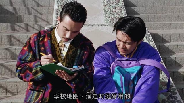《逃学威龙2》中的洋学生,为什么从班会到黑社会都要入齐?