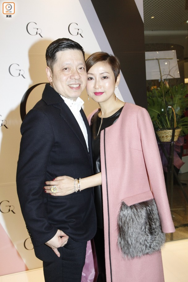 他是慕诗国际创始人,4台衣车起家19岁与太太结婚,3子女皆优秀