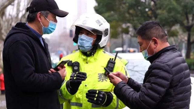 绿荫不减来时路,来看一名即将退休交警的“一肩双挑”