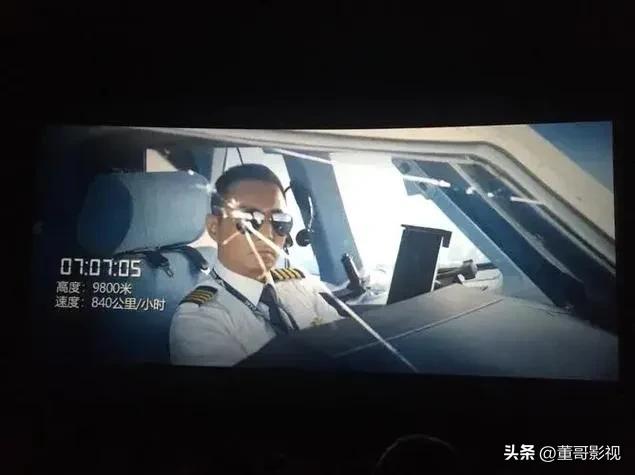 《中国机长》高空历险,机组力挽狂澜救乘客