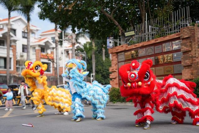 机器狗、哪吒、醒狮齐上阵!广州中小学开学现场“花式整活”→