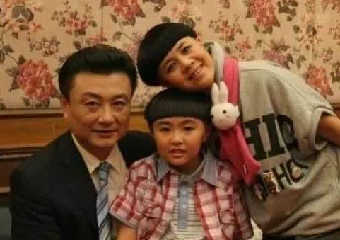 刘纯燕21岁女儿罕曝光!小黑妞逆袭高颜值女神,男友更是高大帅气