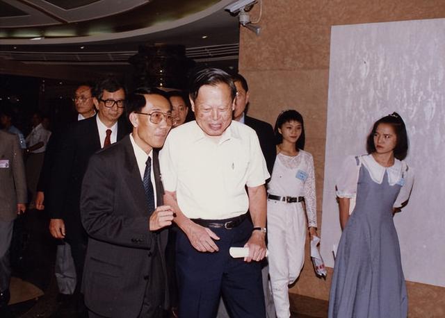 1995年,杨振宁和两任妻子的合影,翁帆19岁,青春靓丽,气质不凡