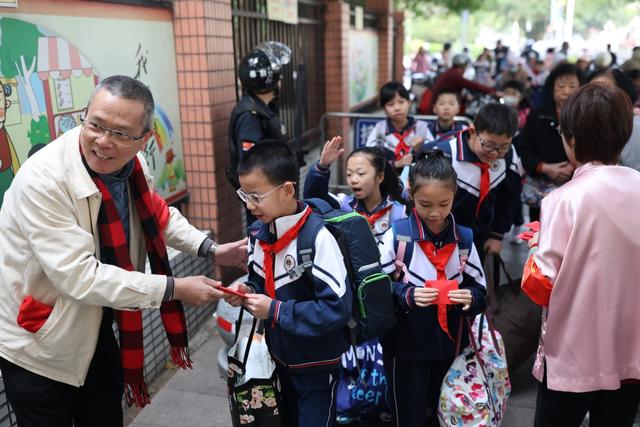 机器狗、哪吒、醒狮齐上阵!广州中小学开学现场“花式整活”→