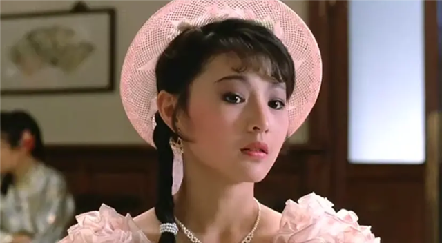 1985年,洪金宝退居幕后,林正英挑大梁,开启了“僵尸片”大时代
