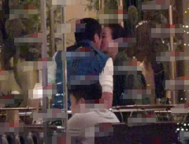 孙楠与妻子潘蔚双双幸福肥很有夫妻相,给老婆夹菜亲吻脸颊超有爱