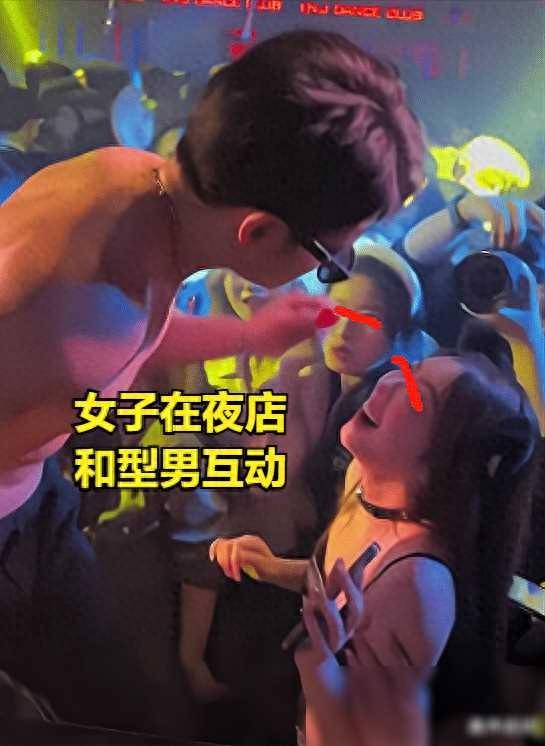 女子在夜店与型男互动,用嘴投喂瞬间引爆全场,围观众女羡慕不已