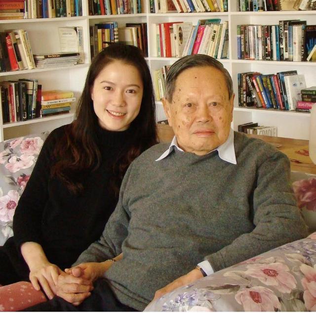 1995年,杨振宁和两任妻子的合影,翁帆19岁,青春靓丽,气质不凡
