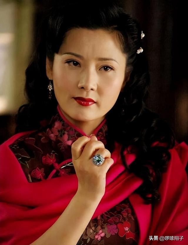 何赛飞:25岁嫁老师的儿子,婚后10年选择做丁克,如今终苦尽甘来