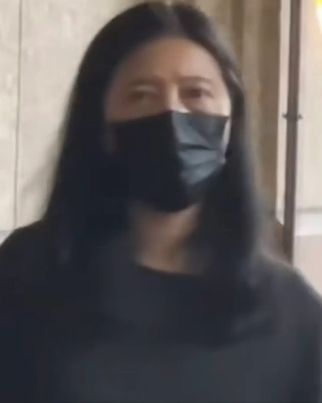 刘德华58岁老婆朱丽倩现身,臃肿显老态,夫唱妇随陪老公开演唱会