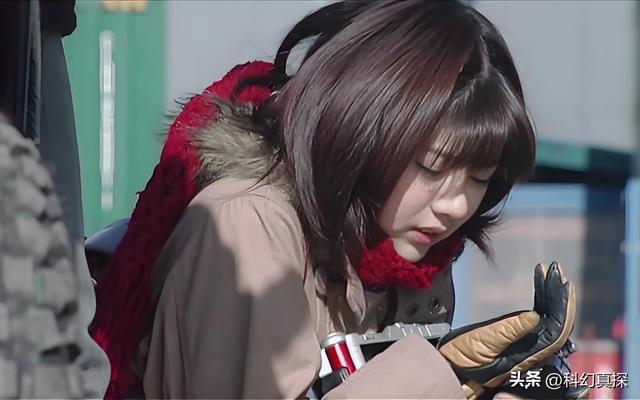 为艺术献身的女星,曾出演假面骑士女主——芳贺优里亚
