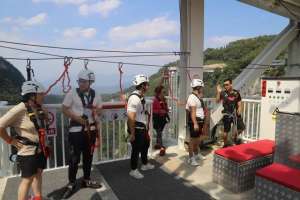 蹦极视频(小伙来湖南参加好友婚礼，在张家界体验了一把全世界最高蹦极)