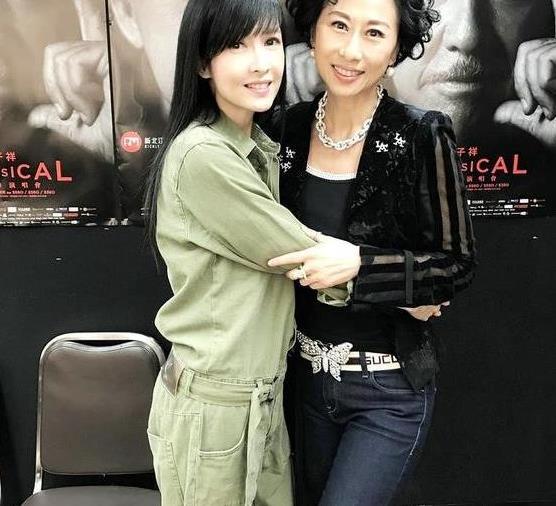 周慧敏现身林子祥演唱会,与57岁叶倩文同框,差距不是一般的大